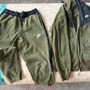 Men’s green Nike matching sweatsuit